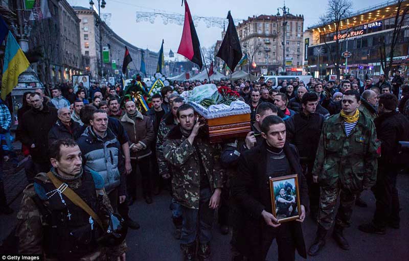 乌克兰遇难者葬礼：数千民众送行 示威者抬棺