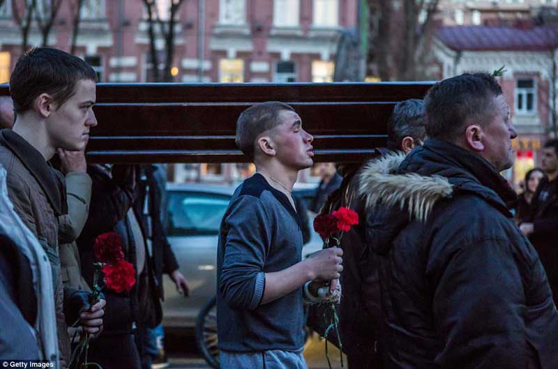 乌克兰遇难者葬礼：数千民众送行 示威者抬棺