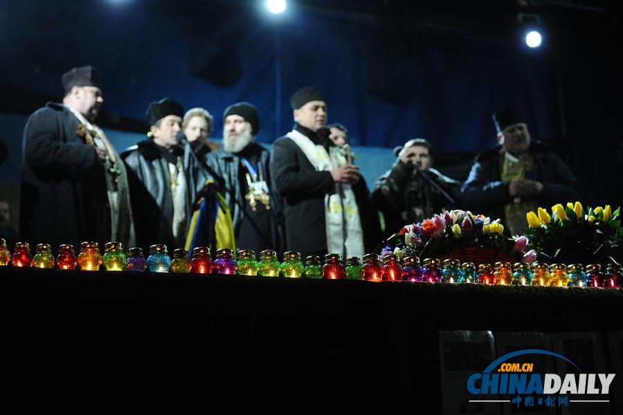乌克兰民众雨中悼念死难者 季莫申科现身独立广场