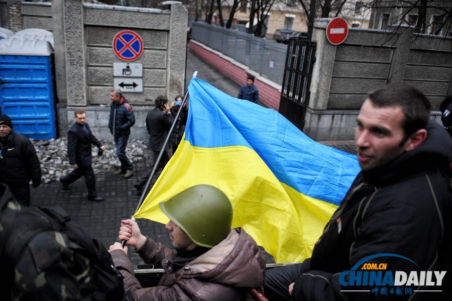 乌克兰民众雨中悼念死难者 季莫申科现身独立广场