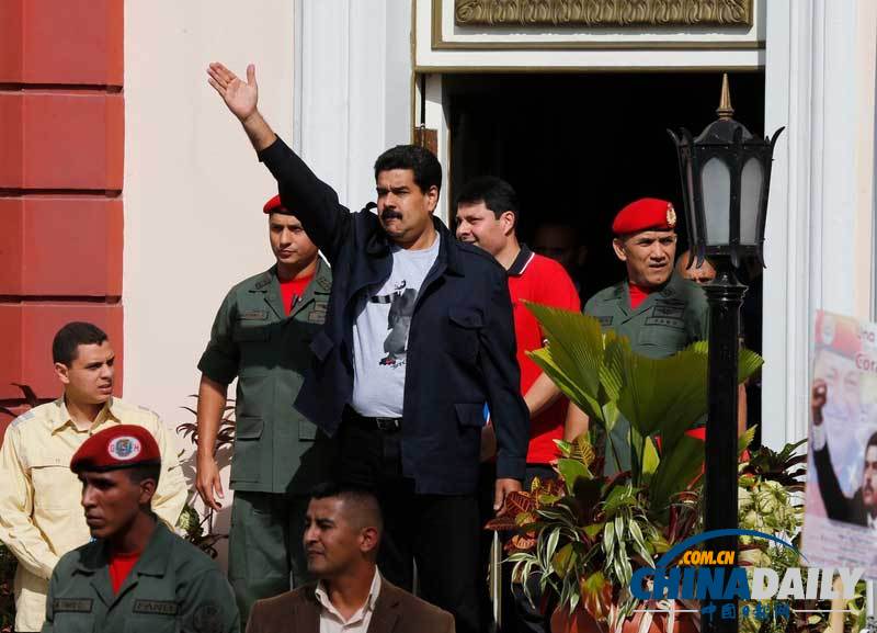 委内瑞拉数万民众游行支持马杜罗 与反对派街头对峙