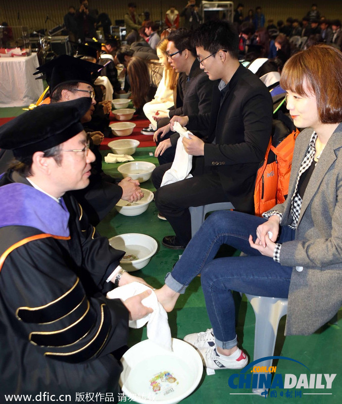 韩国大学校长教授为学生集体洗脚表达关爱（图）