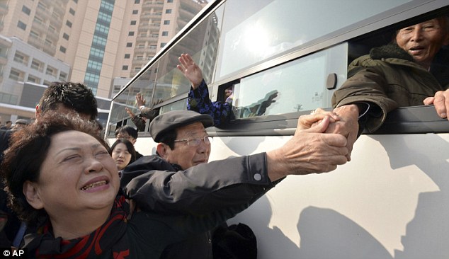 韩朝离散家属团聚活动结束 难舍之情溢于言表