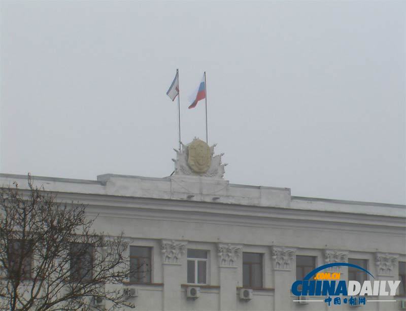 枪手闯克里米亚议会大楼 升起俄罗斯国旗