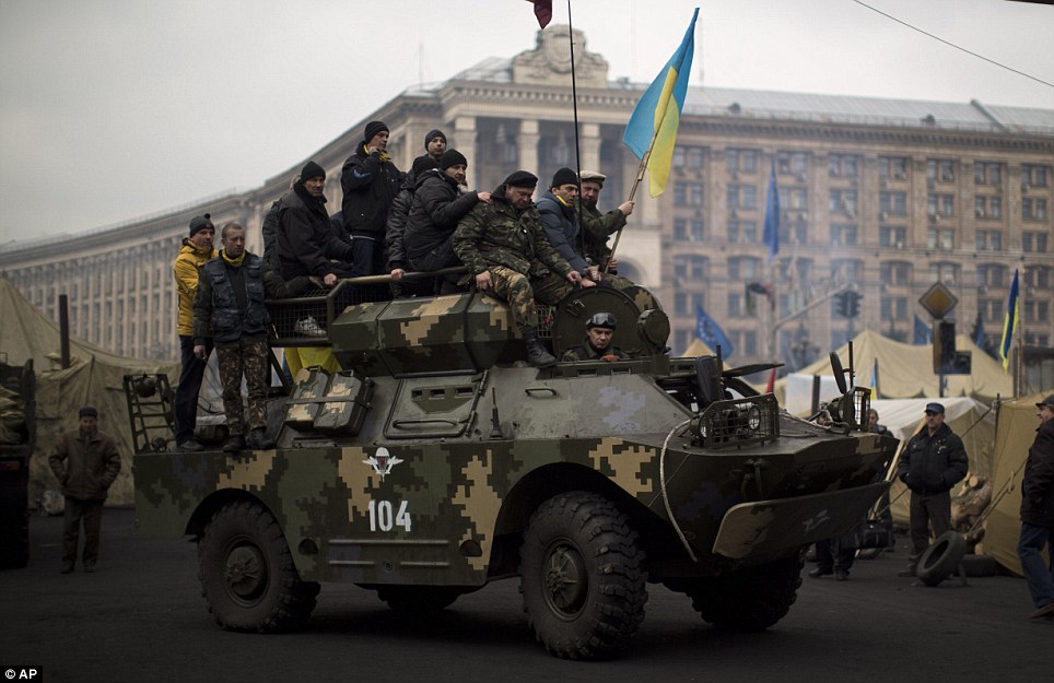 乌克兰过渡政府支持者坐装甲车基辅“巡视”