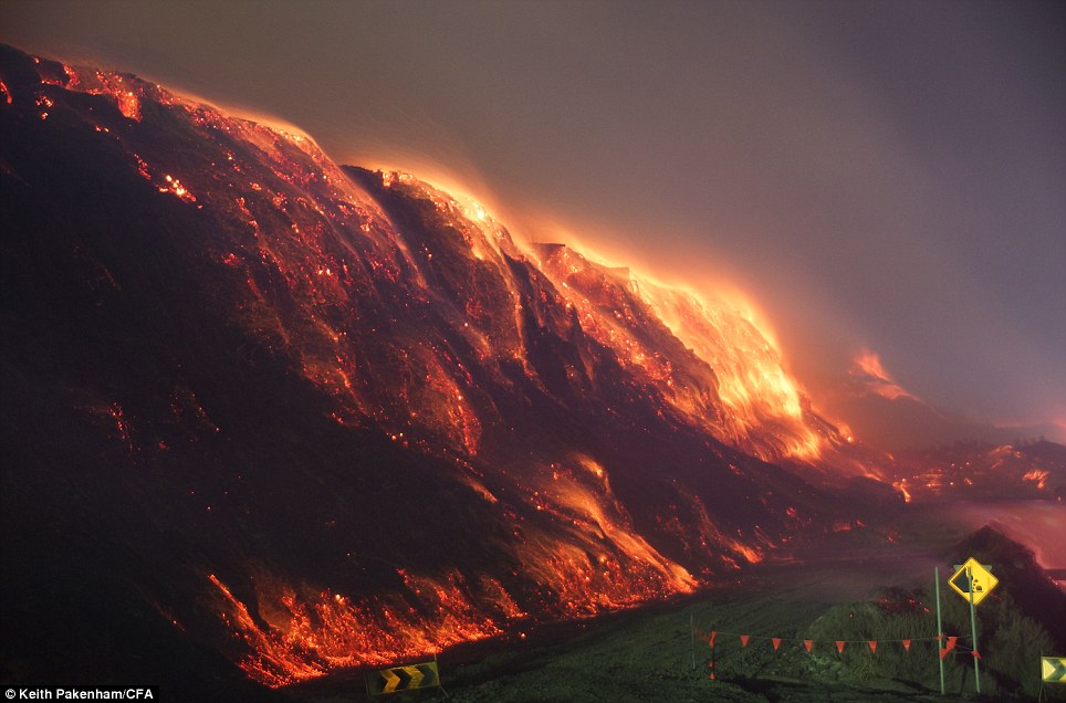 澳大利亚山火吞噬煤矿连烧三周 场景震撼似“火龙”