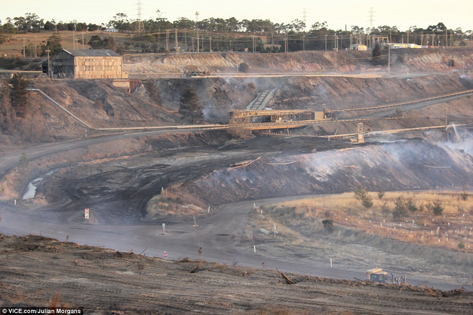 澳大利亚山火吞噬煤矿连烧三周 场景震撼似“火龙”