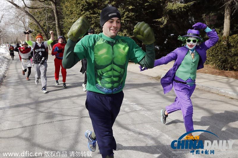 运动员穿卡通服装备战波士顿马拉松 为慈善奔跑欢乐多