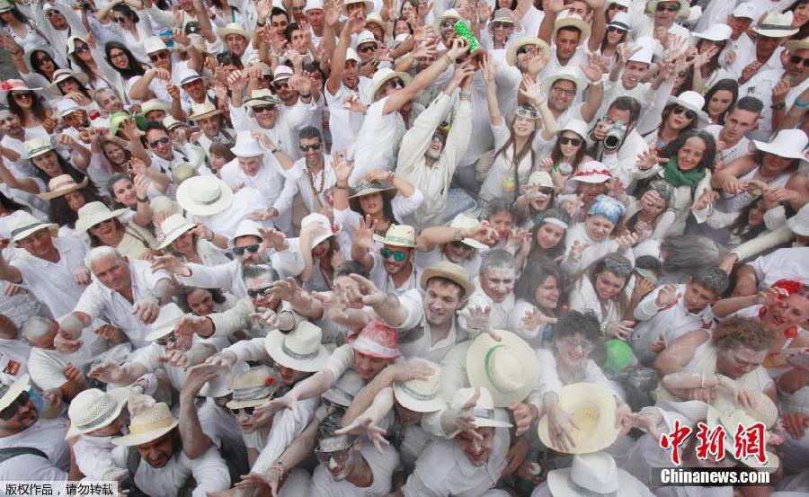 西班牙白色狂欢节 享受刺激爽身粉大战