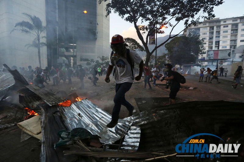委内瑞拉示威者与防暴警察冲突 焚烧马杜罗假人