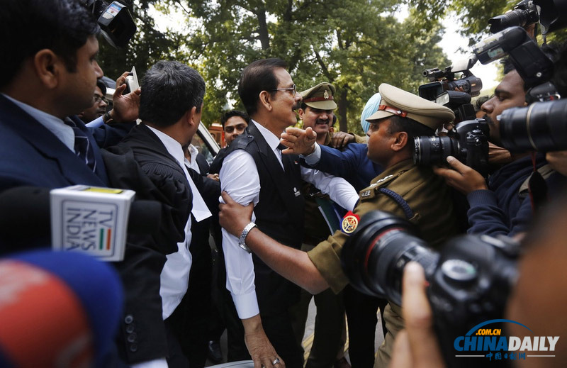 印度亿万富豪因拖欠巨款出庭受审 遭律师泼墨抗议