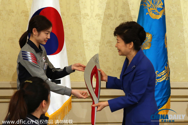 朴槿惠邀韩国索契代表团共进午餐 金妍儿赠送火炬