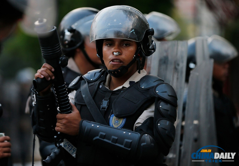 委内瑞拉装甲车开上街头 反政府示威引发冲突已致两人死亡