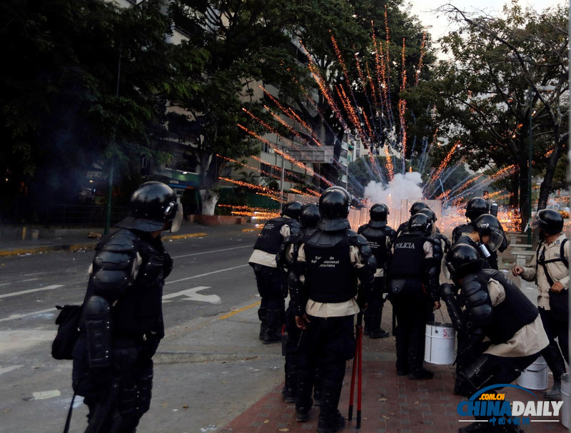 委内瑞拉装甲车开上街头 反政府示威引发冲突已致两人死亡