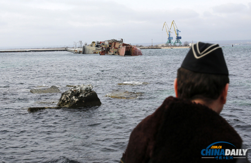俄罗斯自沉战舰封堵航道 乌克兰舰只被困深湖