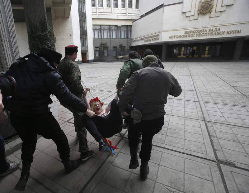 乌克兰裸女抗议遭野蛮抓捕 克里米亚将公投“脱乌入俄”