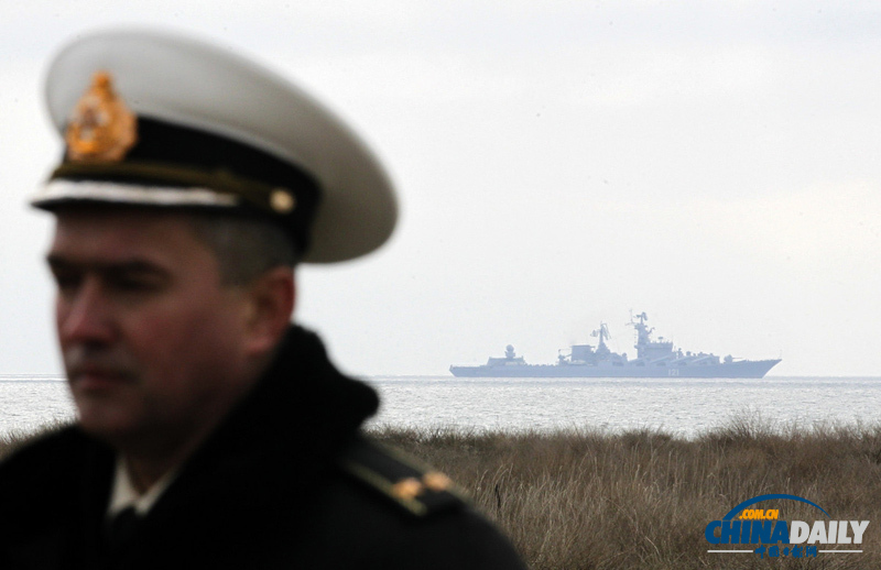 俄罗斯自沉战舰封堵航道 乌克兰舰只被困深湖