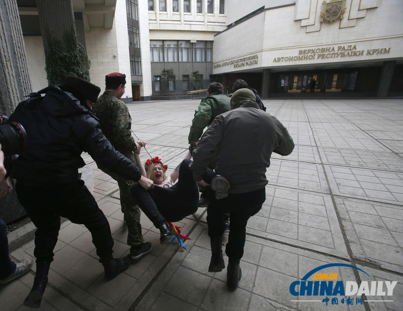乌克兰裸女抗议遭野蛮抓捕 克里米亚将公投“脱乌入俄”