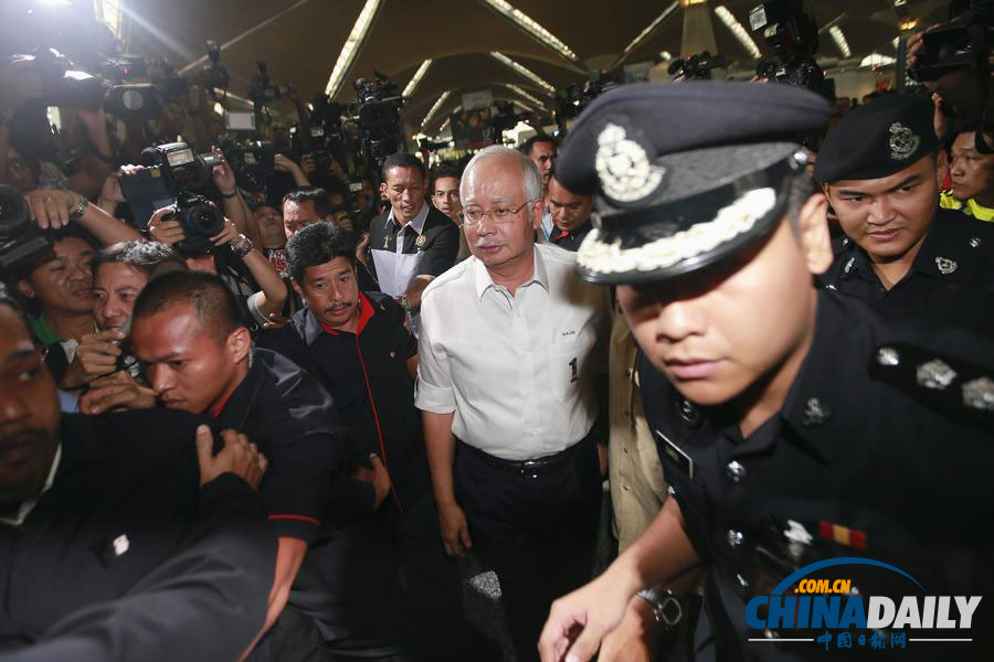 马来西亚总理慰问失联客机乘客亲友