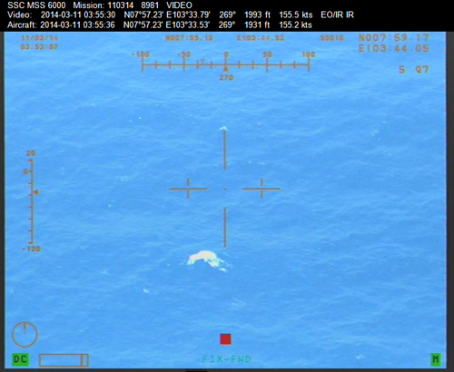 图：越南飞机搜寻失联客机时在海面发现可疑花斑