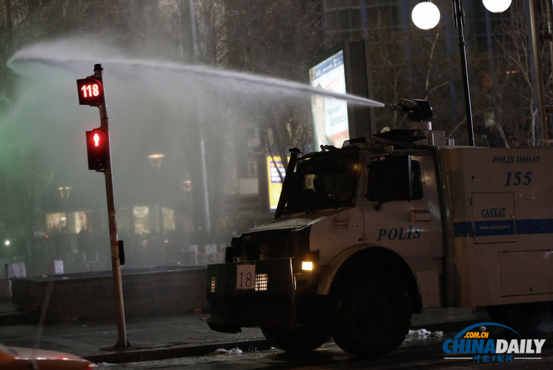 土耳其民众抬棺抗议青年遭袭身亡 警察动用催泪弹高压水枪
