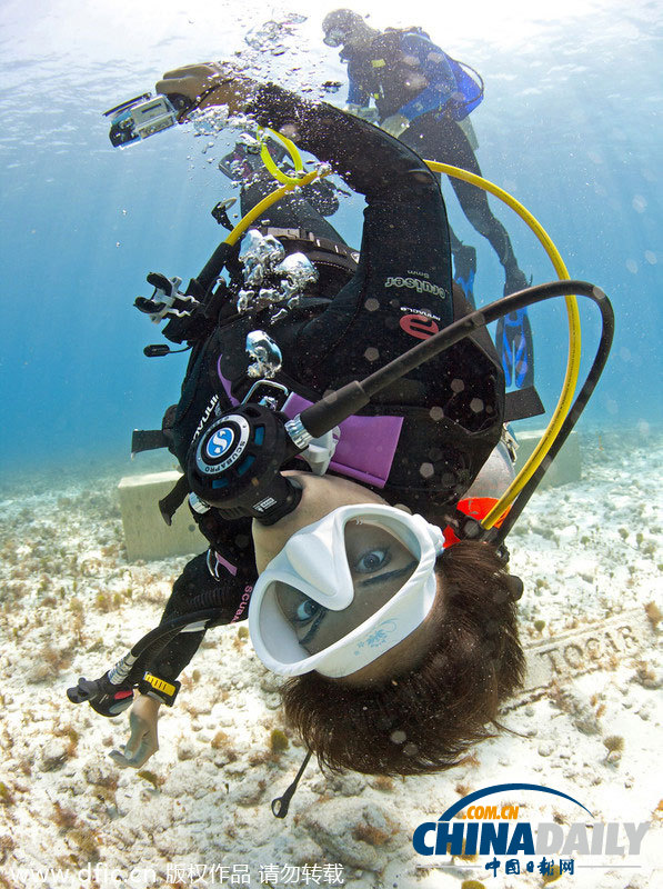 美女潜水家与数千万水母同游 玩自拍画面美如梦境