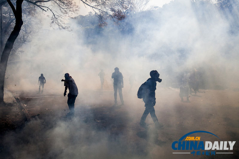 委内瑞拉反政府示威者与警察激烈冲突 致多人死伤