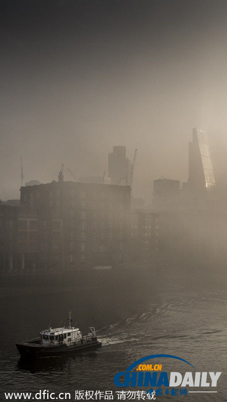 伦敦遭遇大雾天气 仿佛末日来临