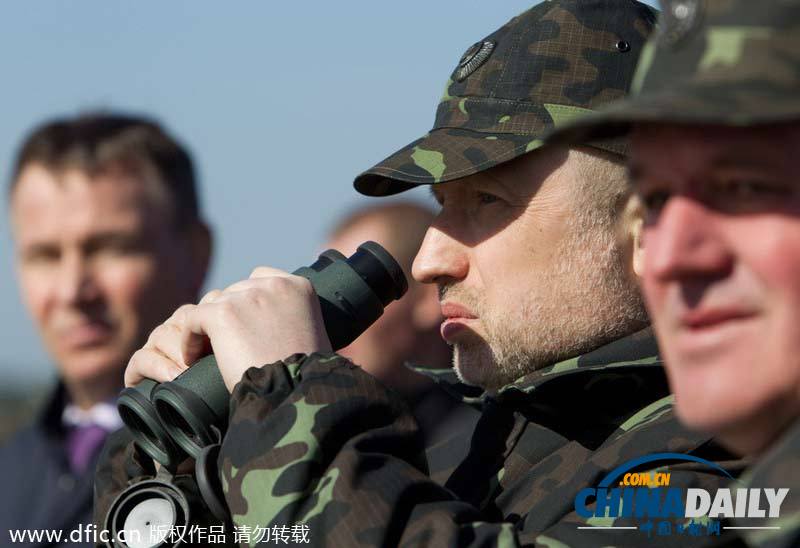 乌克兰代总统观看乌地面军队军事演习