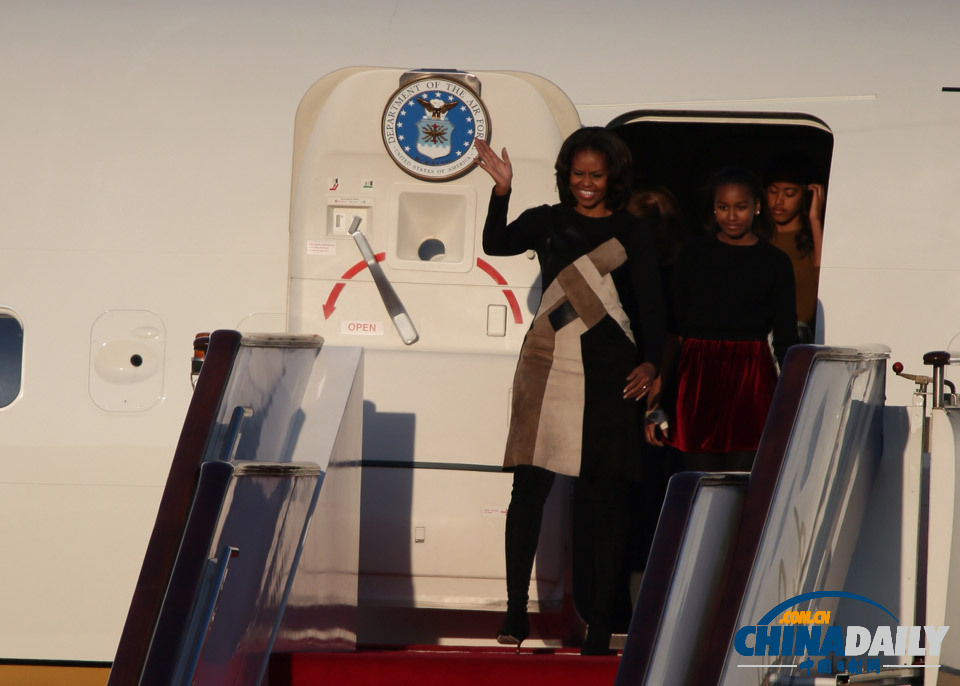 美国第一夫人米歇尔携女儿和母亲抵达北京