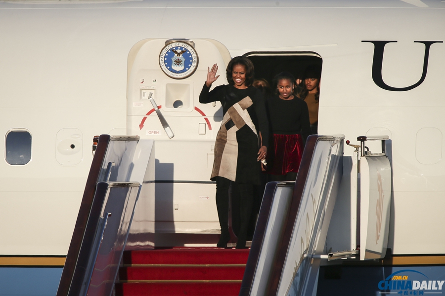 美国第一夫人米歇尔携女儿和母亲抵达北京