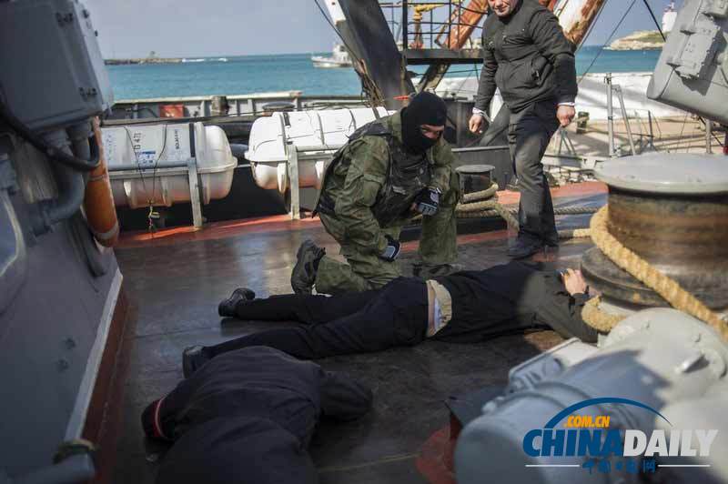 亲俄力量占领乌军舰 乌船员纷纷下船离开