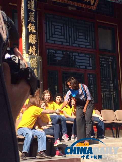 米歇尔游颐和园 与学生们共同观赏京剧