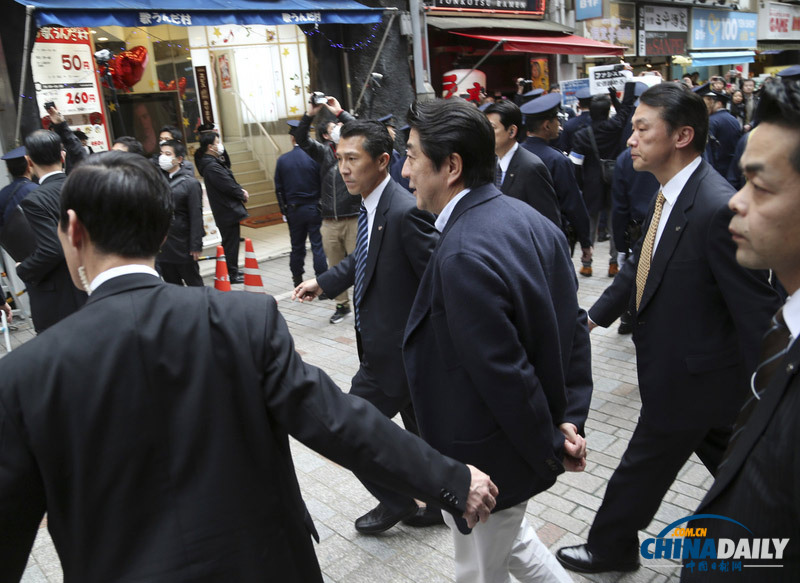 日本民众街头围堵安倍 称其法西斯主义者促其辞职