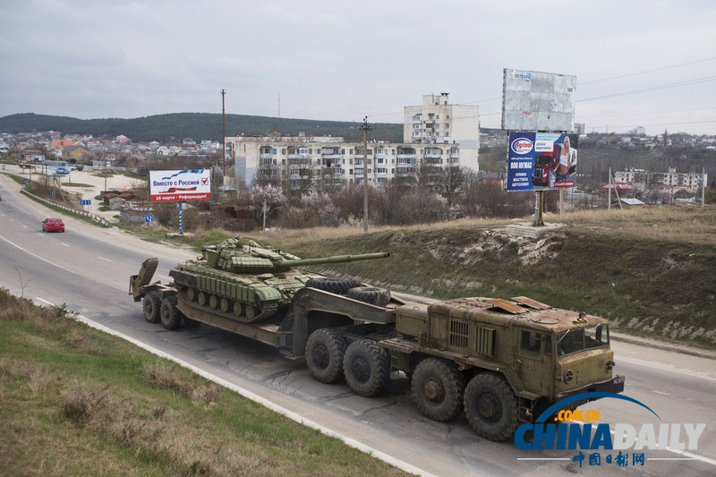 乌克兰从克里米亚撤军 大量坦克被运离军事基地
