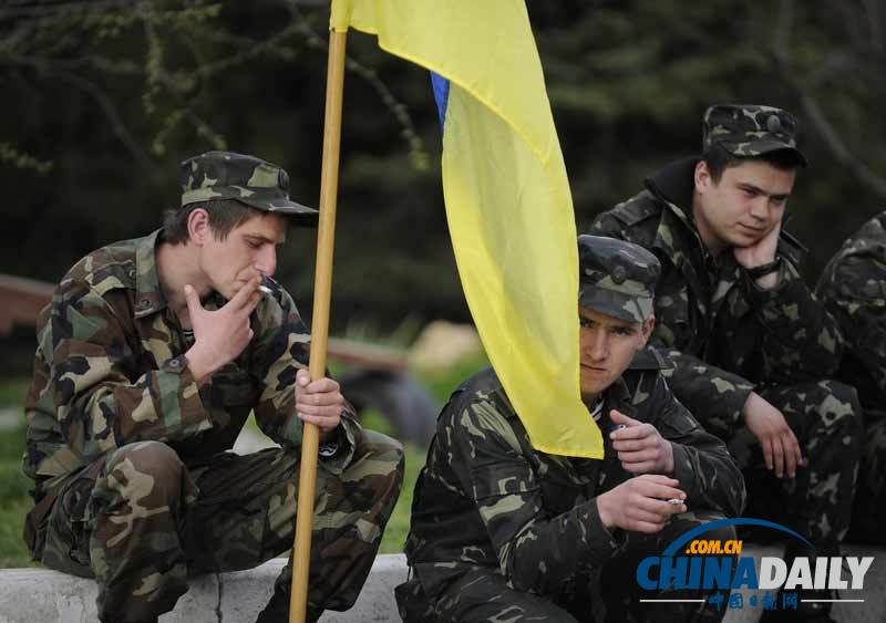 乌克兰士兵撤离克里米亚军事基地 高举国旗依依不舍
