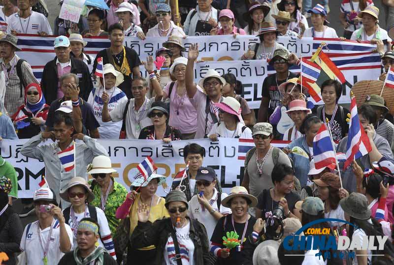 泰国万余名反政府抗议者大规模集会 要求英拉辞职