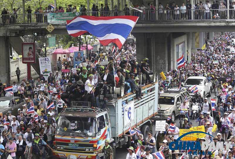 泰国万余名反政府抗议者大规模集会 要求英拉辞职