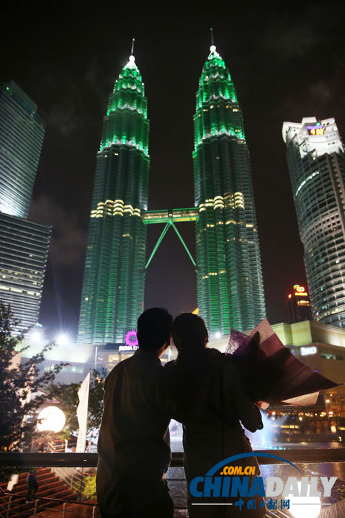 “地球一小时”活动浪漫色彩：马来西亚双子塔前的求婚