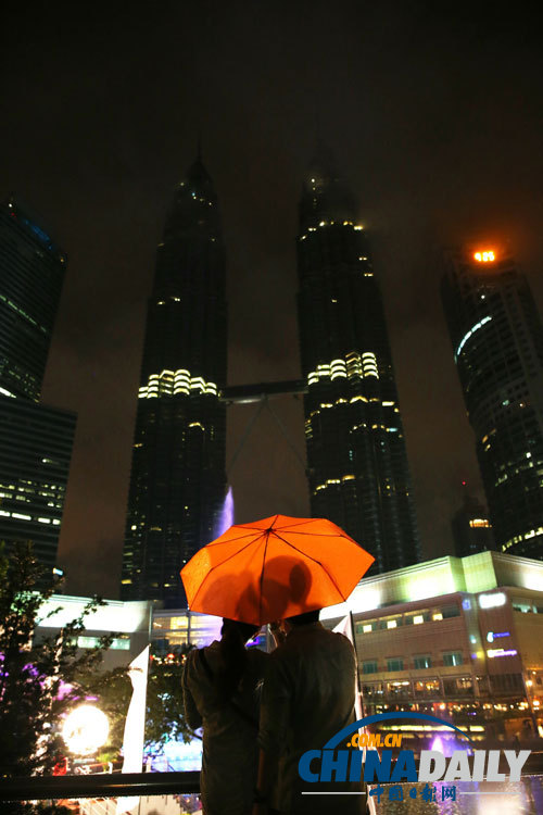 “地球一小时”活动浪漫色彩：马来西亚双子塔前的求婚