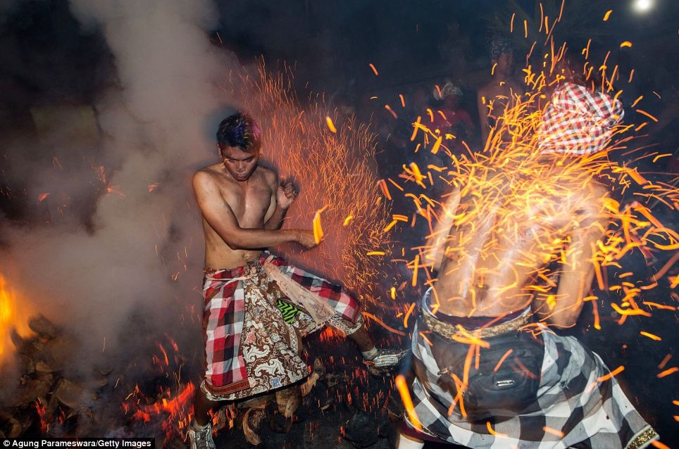 印度教净身仪式场景震撼 赤裸上身互扔燃烧椰壳