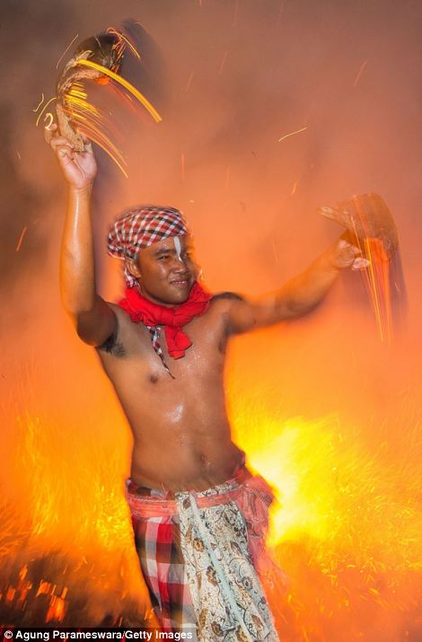 印度教净身仪式场景震撼 赤裸上身互扔燃烧椰壳