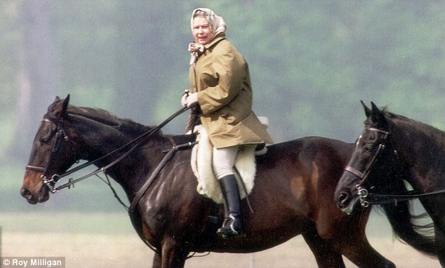 英国女王骑马图片