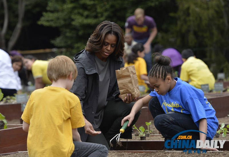 美国白宫菜园开种 米歇尔与学生一起种菜