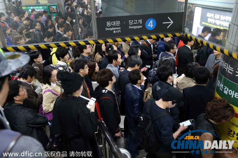 韩国一地铁列车脱轨 大批上班族和学生早高峰出行受阻