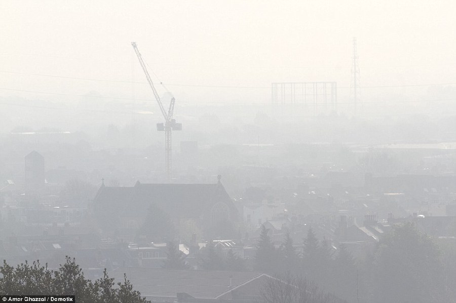 雾霾“袭击”英国多地 民众呼吸困难