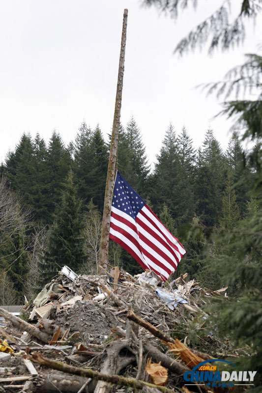 美国华盛顿州民众降半旗悼念数十名泥石流遇难者