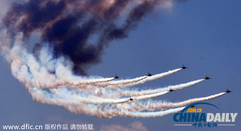 韩国空军“黑鹰”举行飞行表演 动作炫酷配合默契