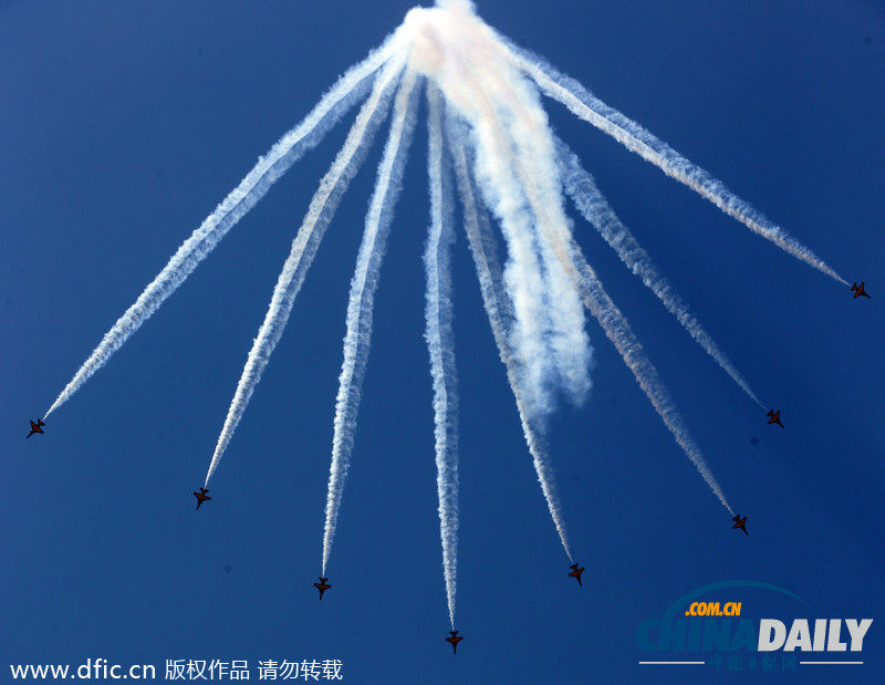 韩国空军“黑鹰”举行飞行表演 动作炫酷配合默契