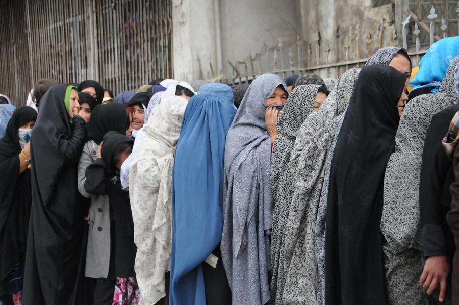 4月5日,阿富汗妇女在喀布尔的一个投票站排队等候投票.